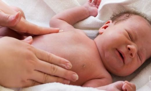 Bebeklerde Karın Ağrısı Belirtileri ve Tedavisi